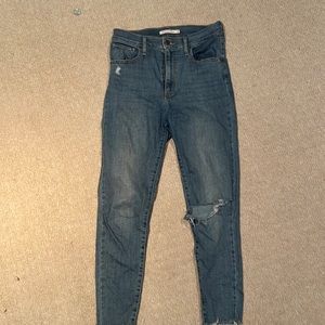 Levi skinny jeans size 28
